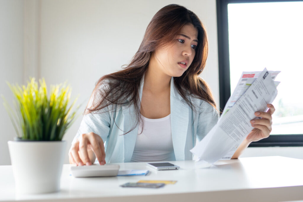 woman looking worried about bill no money to payi 2023 11 27 05 33 08 utc